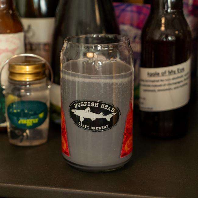 Image shows other side of the glass where you can see a continuation of the red artwork, as well as the Dogfish Head shark and shield logo.